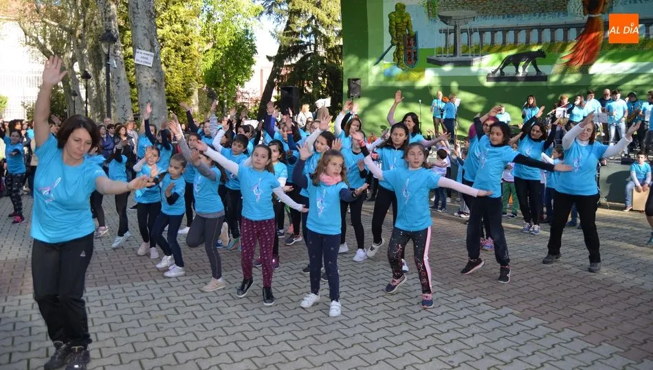 Flashmob de la escuela de música y danza José Lidón en el parque de La Corredera