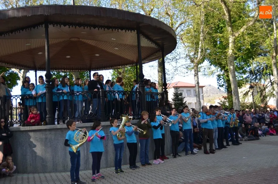 Foto 4 - Alumnos y profesores de la escuela de m&uacute;sica al ritmo de &lsquo;Stand by me&rsquo;  