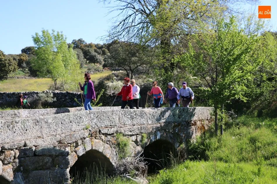 El paso por el puente romano ponía una de las imágenes más bellas de la jornada / CORRAL