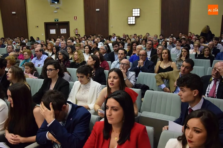Los alumnos de Químicas cumplen con la tradicional imposición de bandas al término de sus estudios