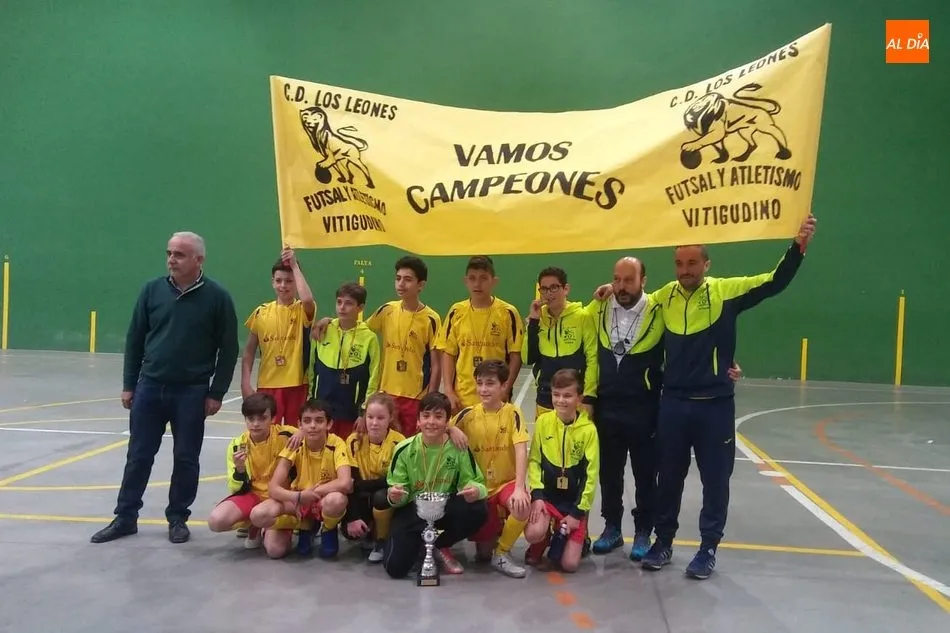 Imagen de familia ya con el trofeo para el CD Los Leones de Vitigudino