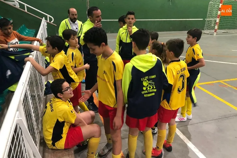 Foto 10 - El equipo alev&iacute;n del CD Los Leones se proclama campe&oacute;n provincial de f&uacute;tbol sala  