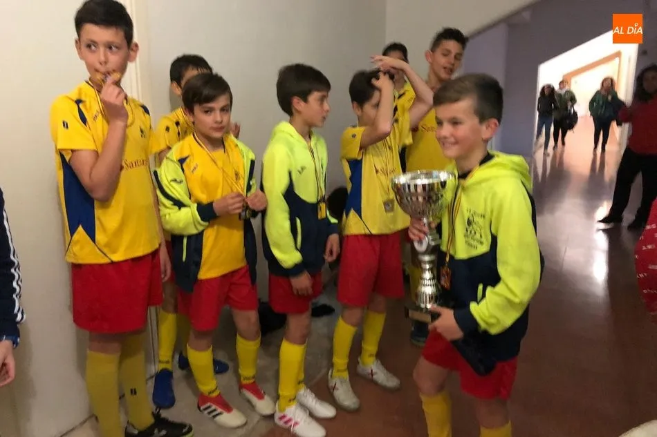 Foto 9 - El equipo alev&iacute;n del CD Los Leones se proclama campe&oacute;n provincial de f&uacute;tbol sala  