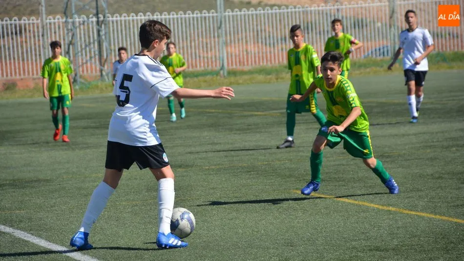 Un encuentro de fútbol base / Lydia González