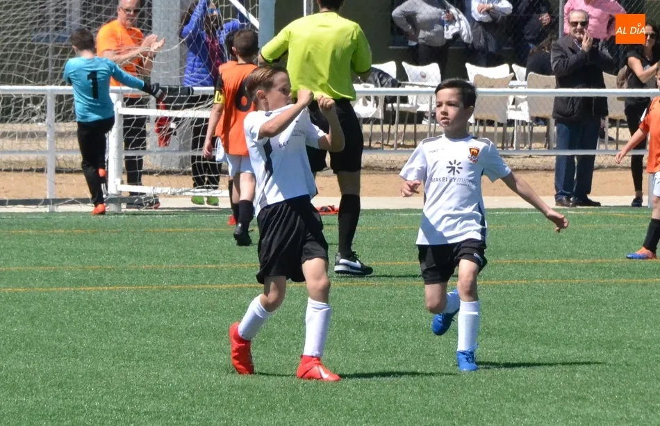 Javier Martín besándose el escudo tras uno de los goles que marcó