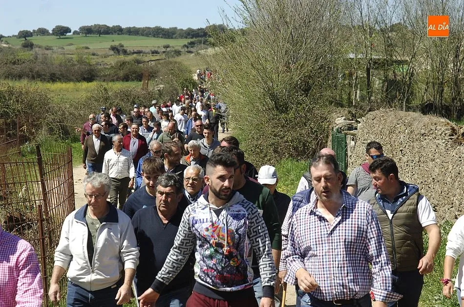 Foto 9 - Miles de personas presencian el r&aacute;pido y limpio primer encierro de Gallegos  