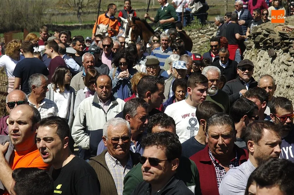 Foto 7 - Miles de personas presencian el r&aacute;pido y limpio primer encierro de Gallegos  