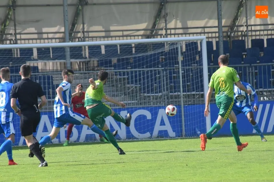 Carlos de la Nava realiza el disparo que acabó en gol / José Luis Cotobal