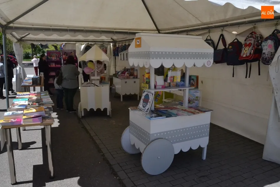Foto 9 - Una gran meteorolog&iacute;a brinda una espl&eacute;ndida jornada sabatina en la Feria del Libro  