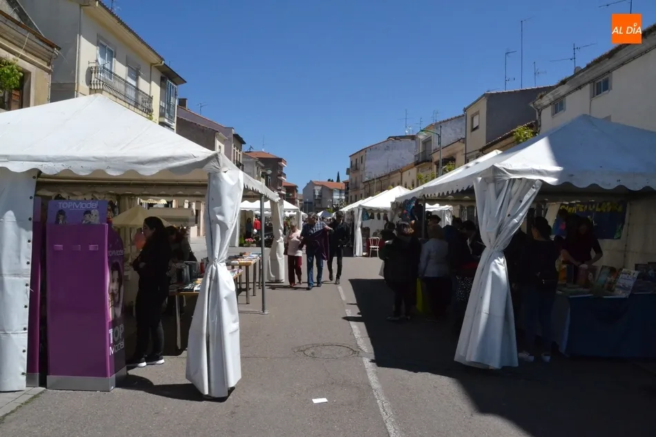 Foto 10 - Una gran meteorolog&iacute;a brinda una espl&eacute;ndida jornada sabatina en la Feria del Libro  
