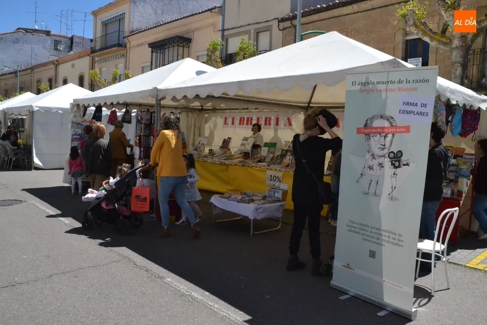 Foto 8 - Una gran meteorolog&iacute;a brinda una espl&eacute;ndida jornada sabatina en la Feria del Libro  