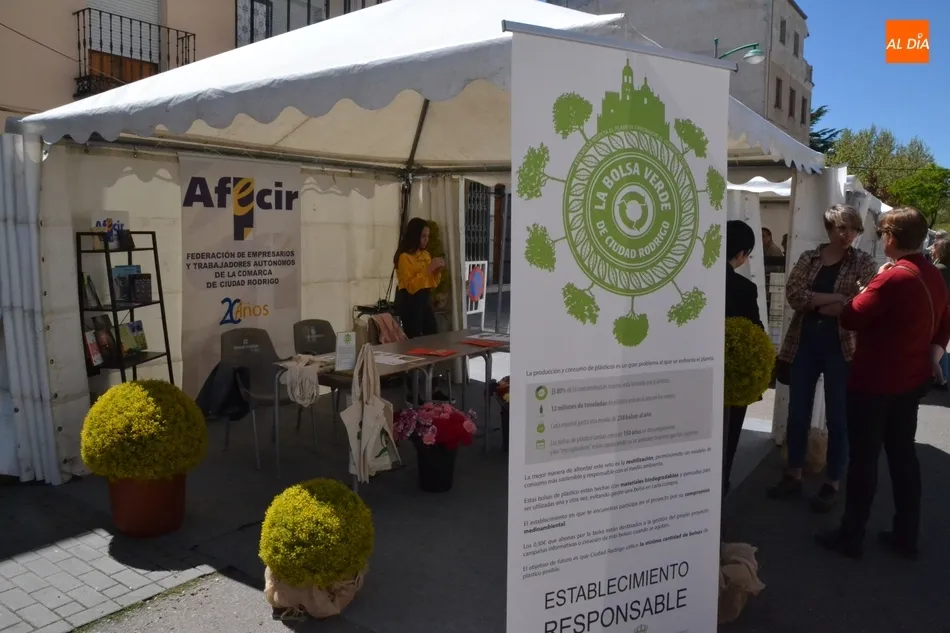 Foto 6 - Una gran meteorolog&iacute;a brinda una espl&eacute;ndida jornada sabatina en la Feria del Libro  