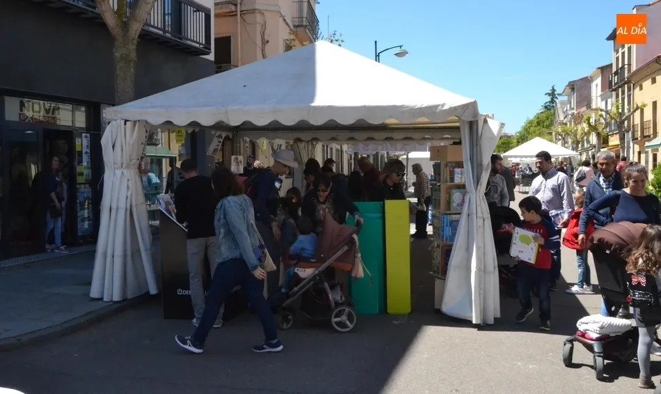 Foto 5 - Una gran meteorolog&iacute;a brinda una espl&eacute;ndida jornada sabatina en la Feria del Libro  