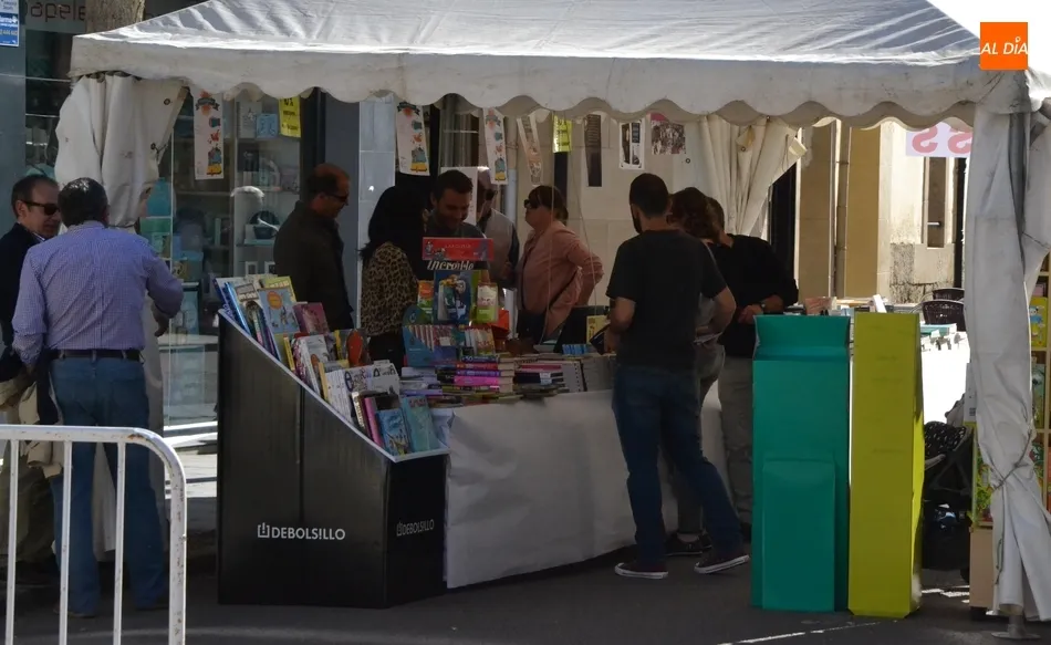 Foto 4 - Una gran meteorolog&iacute;a brinda una espl&eacute;ndida jornada sabatina en la Feria del Libro  