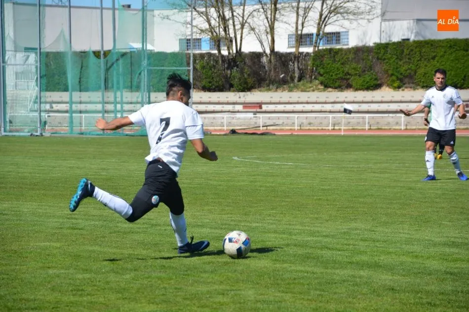 Una acción del partido en Las Pistas / Lydia González