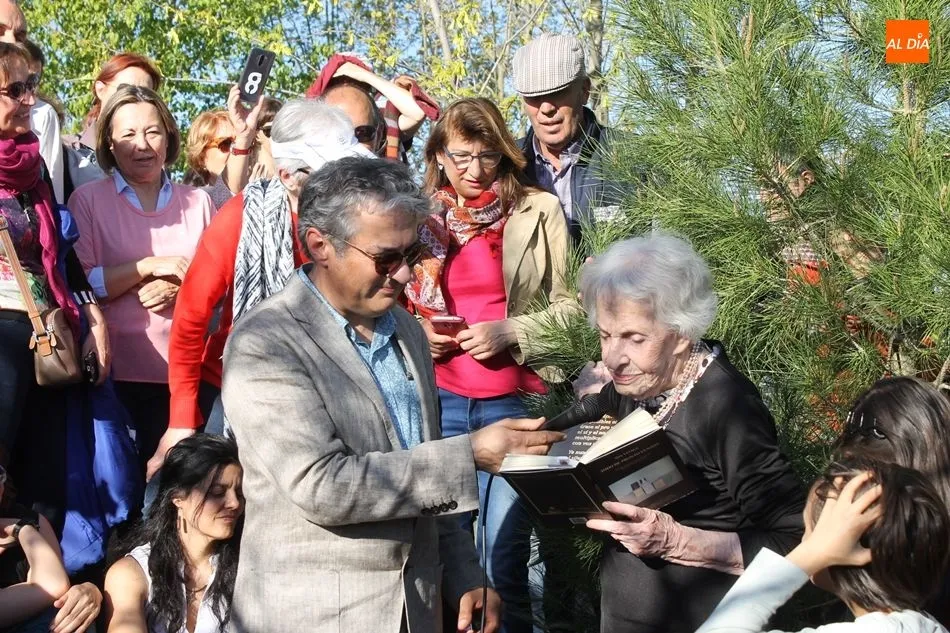 Foto 2 - Juzbado arropa a la poeta Ida Vitale: &ldquo;Estoy embelesada, he descubierto un pueblo divino&rdquo;