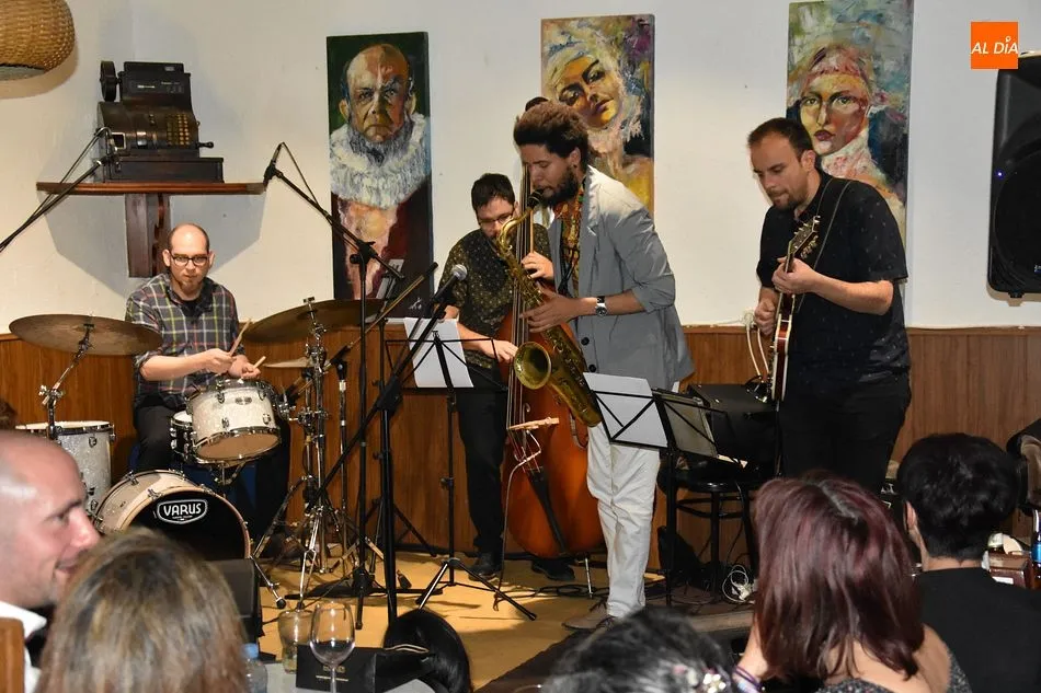 El café Alcaraván acogió el emotivo concierto