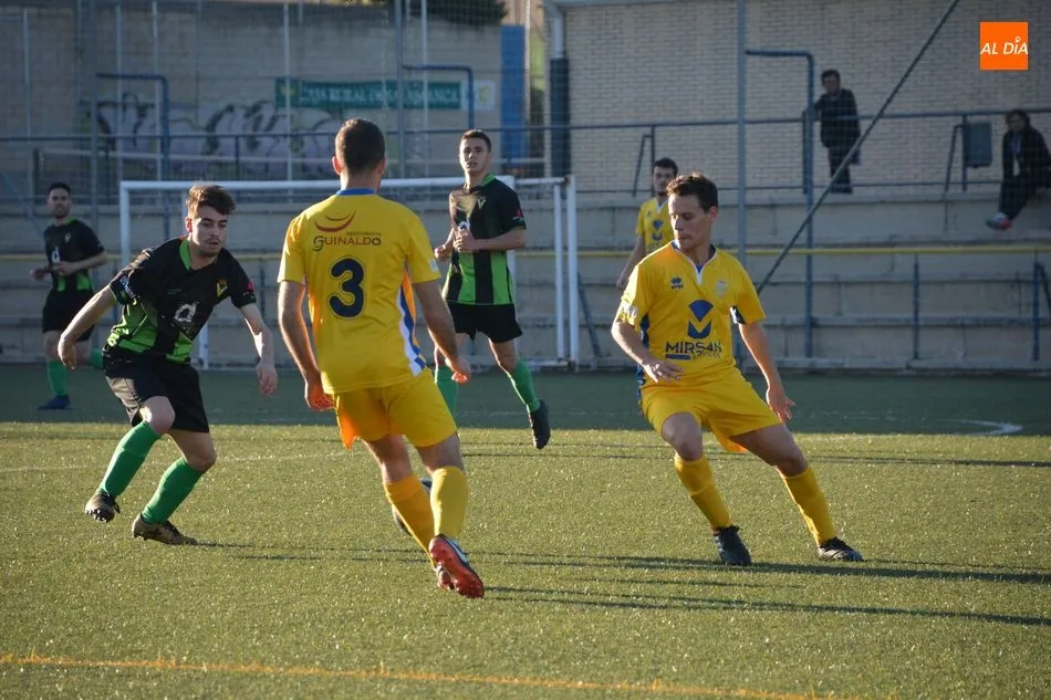 Foto 10 - El Navega sube a Regional tras golear al Villares de la Reina (1-5)