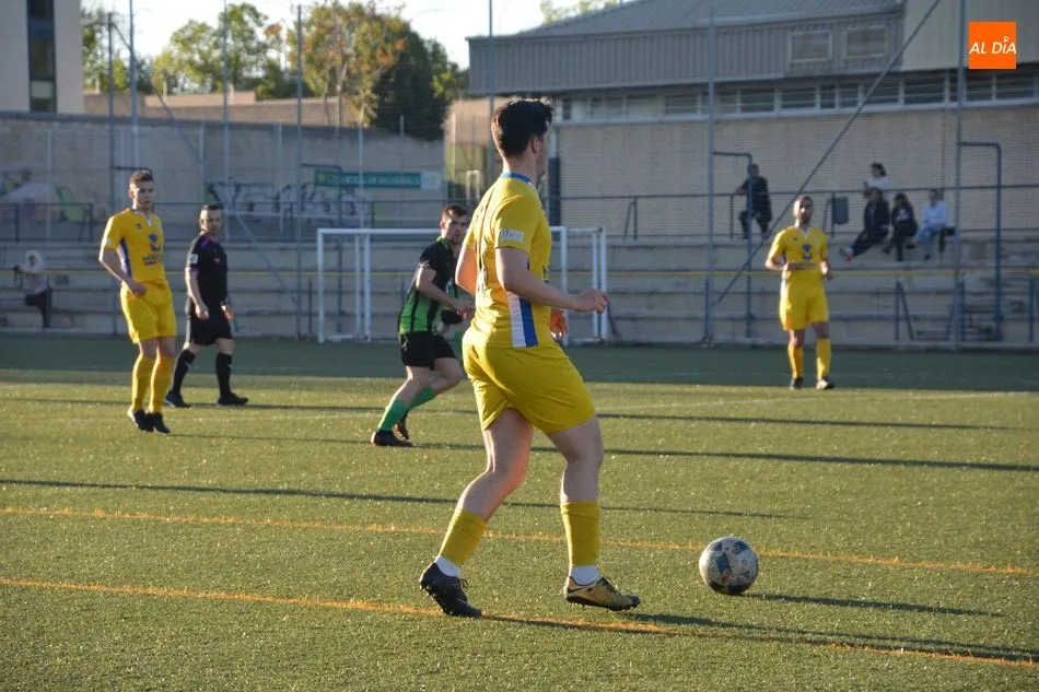 Foto 6 - El Navega sube a Regional tras golear al Villares de la Reina (1-5)
