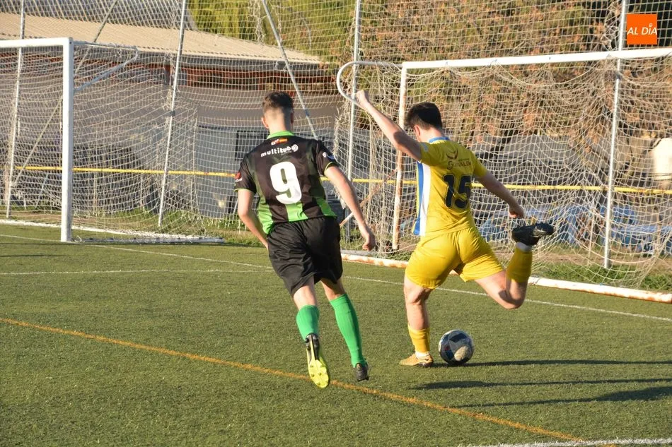 Foto 5 - El Navega sube a Regional tras golear al Villares de la Reina (1-5)