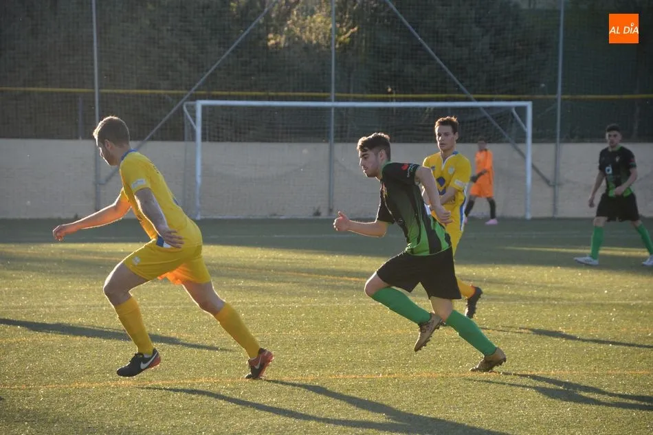 Foto 4 - El Navega sube a Regional tras golear al Villares de la Reina (1-5)
