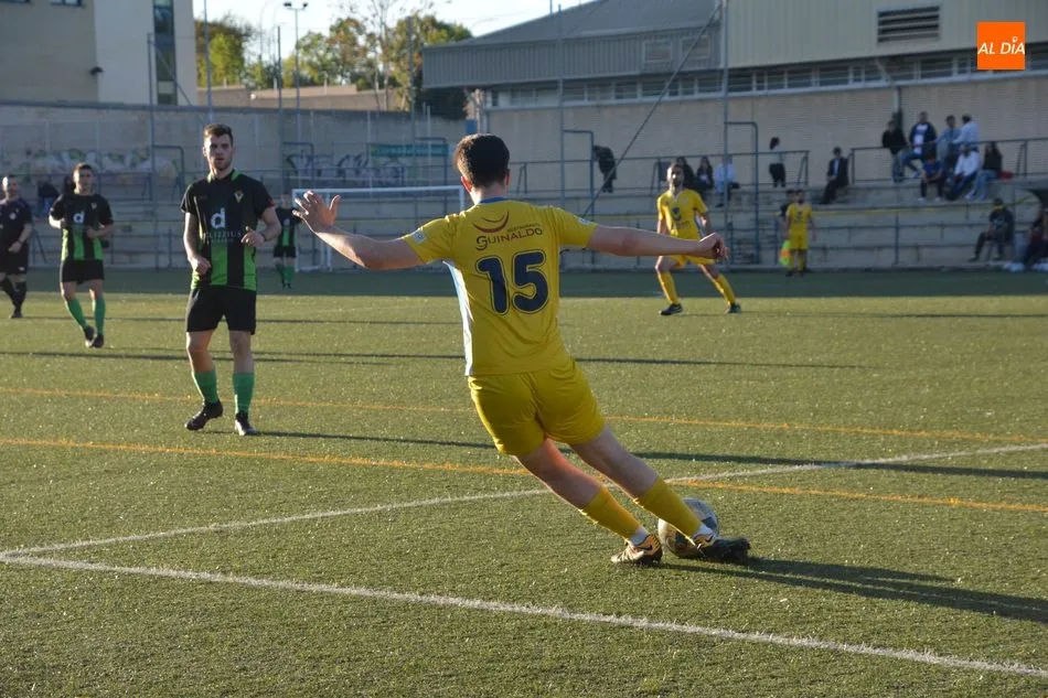Foto 3 - El Navega sube a Regional tras golear al Villares de la Reina (1-5)