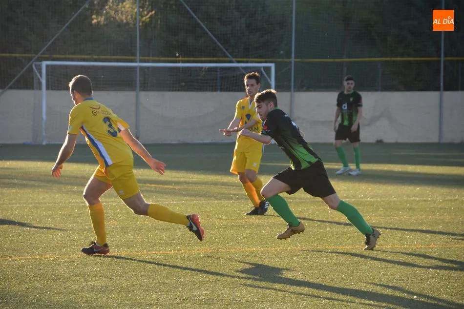 Foto 2 - El Navega sube a Regional tras golear al Villares de la Reina (1-5)
