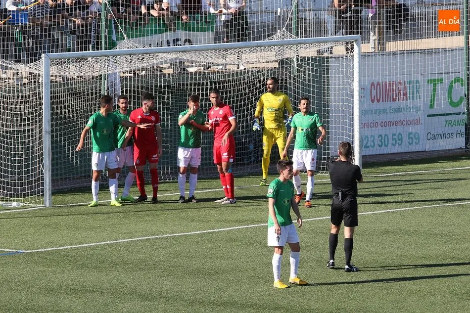 Foto 11 - El CD Guijuelo vence por la m&iacute;nima a una complicada Cultural Leonesa y sigue luchando por la Copa...