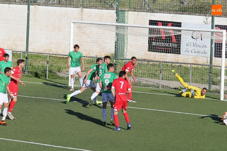 Foto 10 - El CD Guijuelo vence por la m&iacute;nima a una complicada Cultural Leonesa y sigue luchando por la Copa...