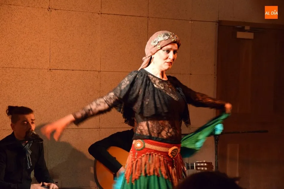 Foto 4 - Rita Clara muestra en la Casa de las Conchas el &lsquo;Flamenco de Libro&rsquo;