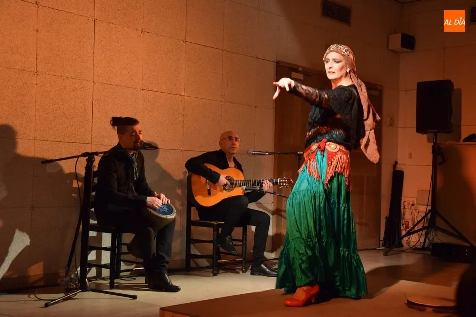 Foto 3 - Rita Clara muestra en la Casa de las Conchas el &lsquo;Flamenco de Libro&rsquo;