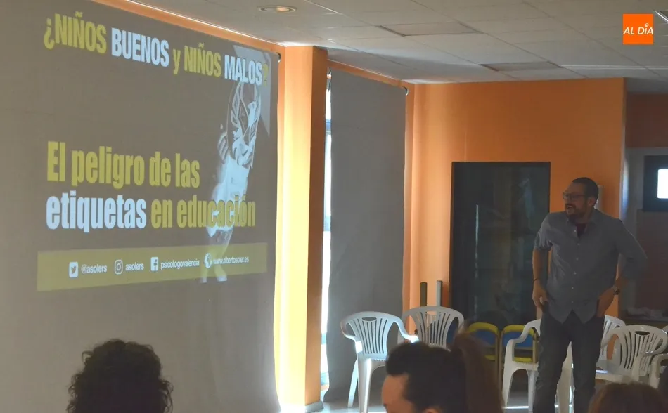 Foto 5 - Alberto Soler protagoniza la &uacute;ltima sesi&oacute;n de la Escuela de Padres y Madres  