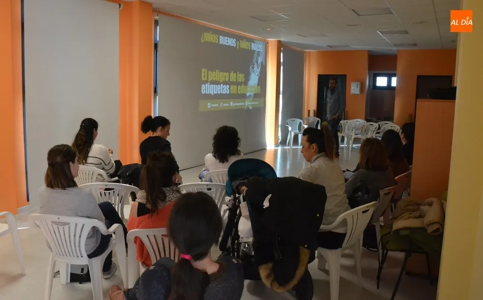 Foto 4 - Alberto Soler protagoniza la &uacute;ltima sesi&oacute;n de la Escuela de Padres y Madres  