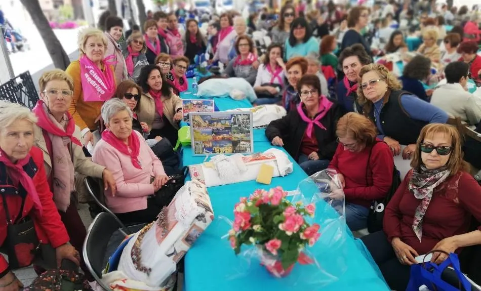 Unas 35 personas de varios puntos de la comarca asisten al V Encuentro de Bolilleras de Galisteo  