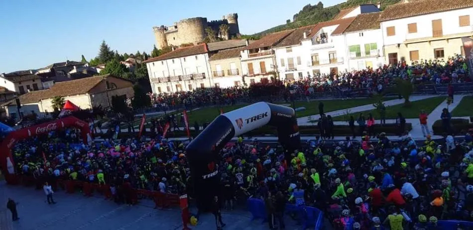 Foto 2 - Daniel Zamarre&ntilde;o y Luis Dur&aacute;n participan en el V Marat&oacute;n Bajo Ti&eacute;tar promocionando el 75...