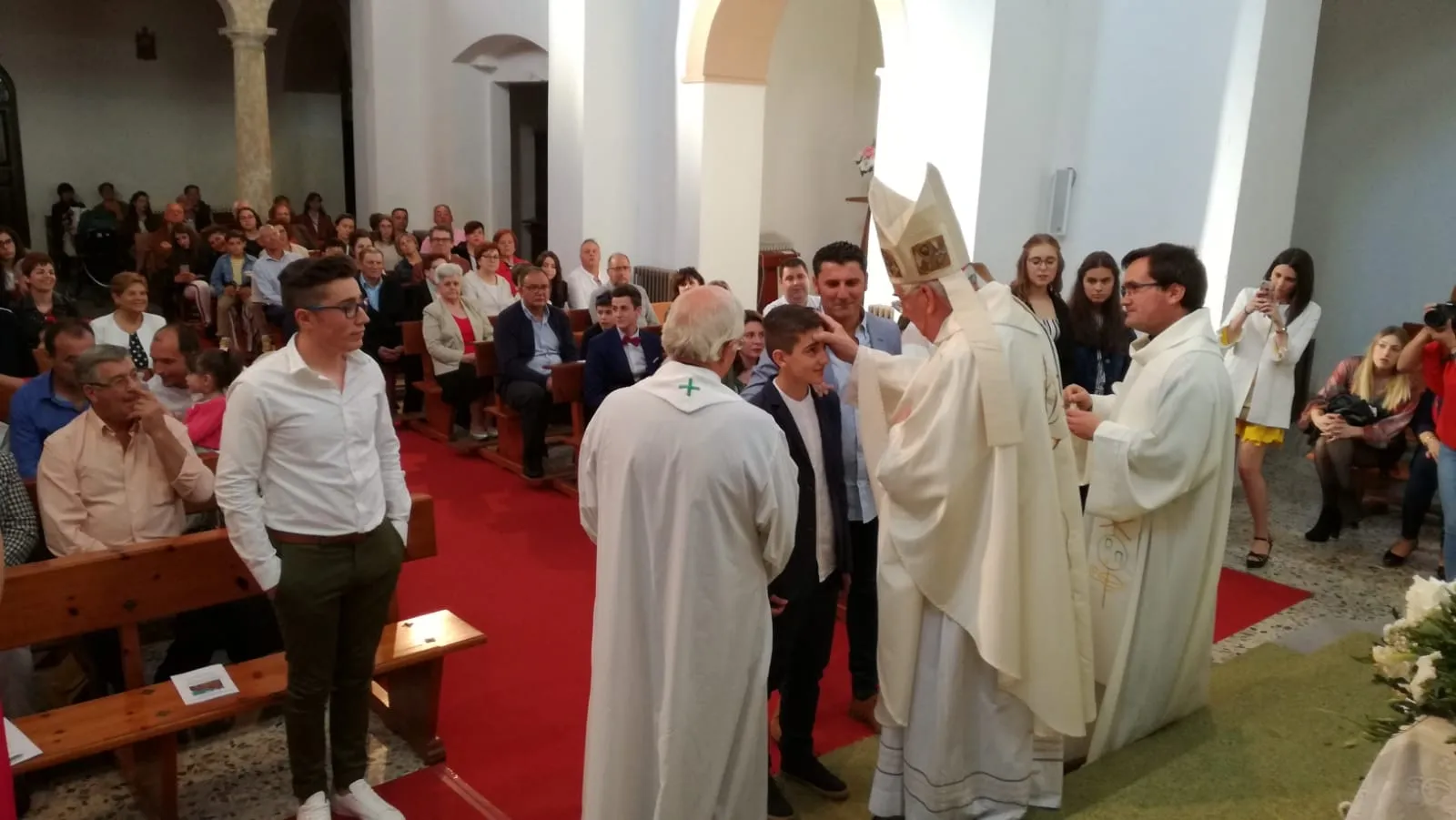 Foto 8 - El Obispo em&eacute;rito de Sig&uuml;enza-Guadalajara Jos&eacute; S&aacute;nchez confirma a 6 j&oacute;venes en Santa Marina  