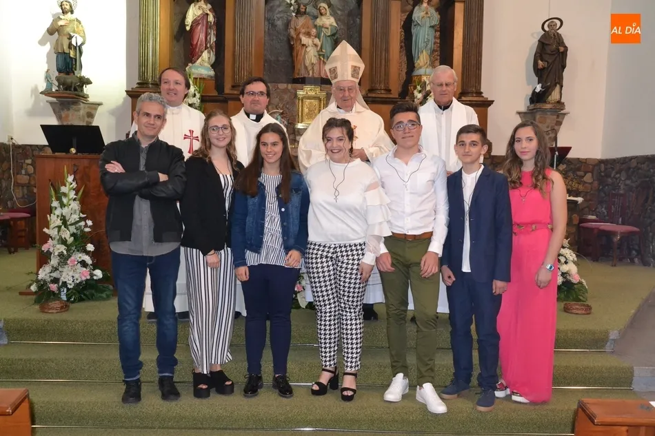 Foto 2 - El Obispo em&eacute;rito de Sig&uuml;enza-Guadalajara Jos&eacute; S&aacute;nchez confirma a 6 j&oacute;venes en Santa Marina  