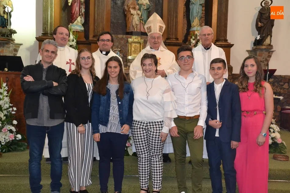 Foto 3 - El Obispo em&eacute;rito de Sig&uuml;enza-Guadalajara Jos&eacute; S&aacute;nchez confirma a 6 j&oacute;venes en Santa Marina  