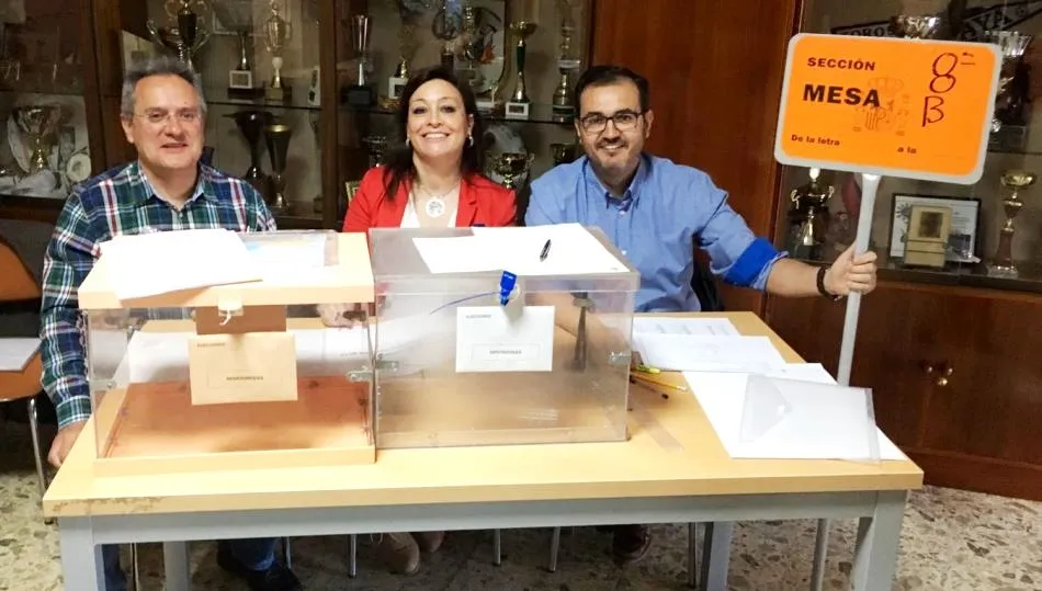 Mesa electoral en el colegio San Agustín en este domingo electoral en Salamanca