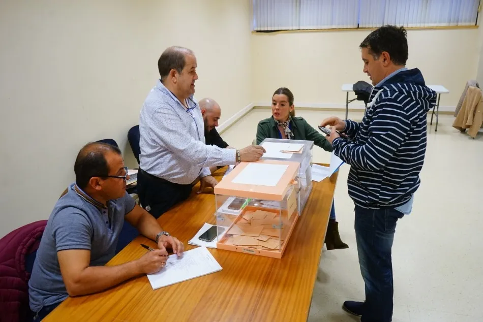 Foto 3 - Arranca la jornada electoral en Guijuelo