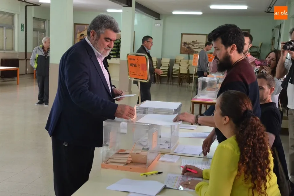 Foto 11 - Las Elecciones traen de Dubl&iacute;n a una joven mirobrigense para formar parte de una mesa  