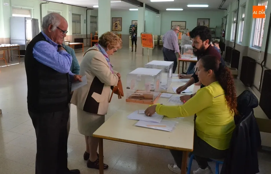 Foto 5 - Las Elecciones traen de Dubl&iacute;n a una joven mirobrigense para formar parte de una mesa  