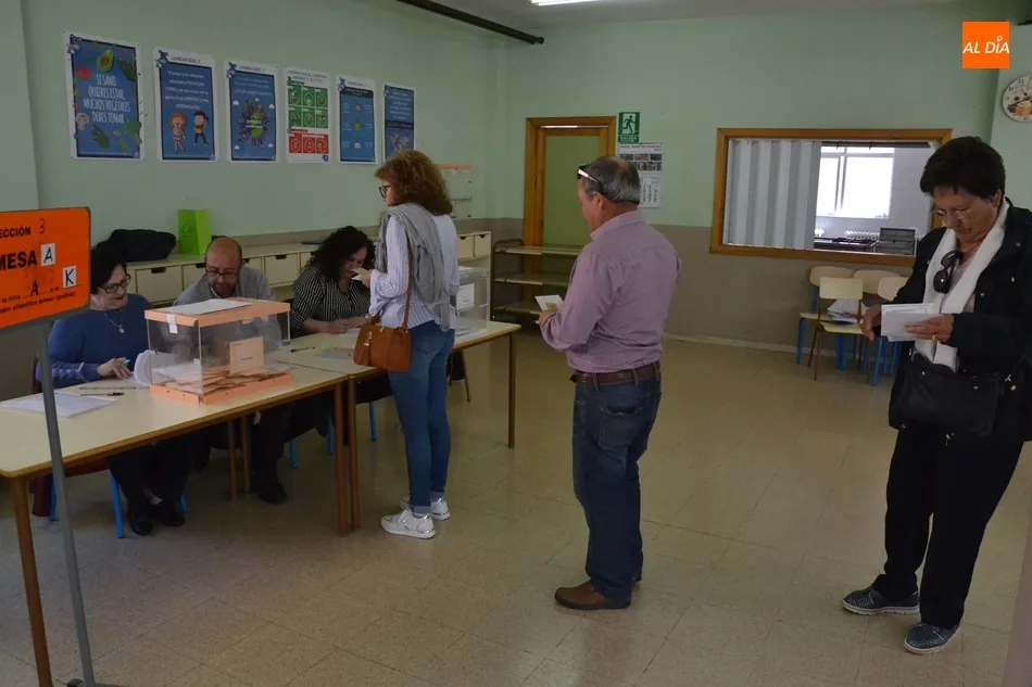 Foto 4 - Las Elecciones traen de Dubl&iacute;n a una joven mirobrigense para formar parte de una mesa  