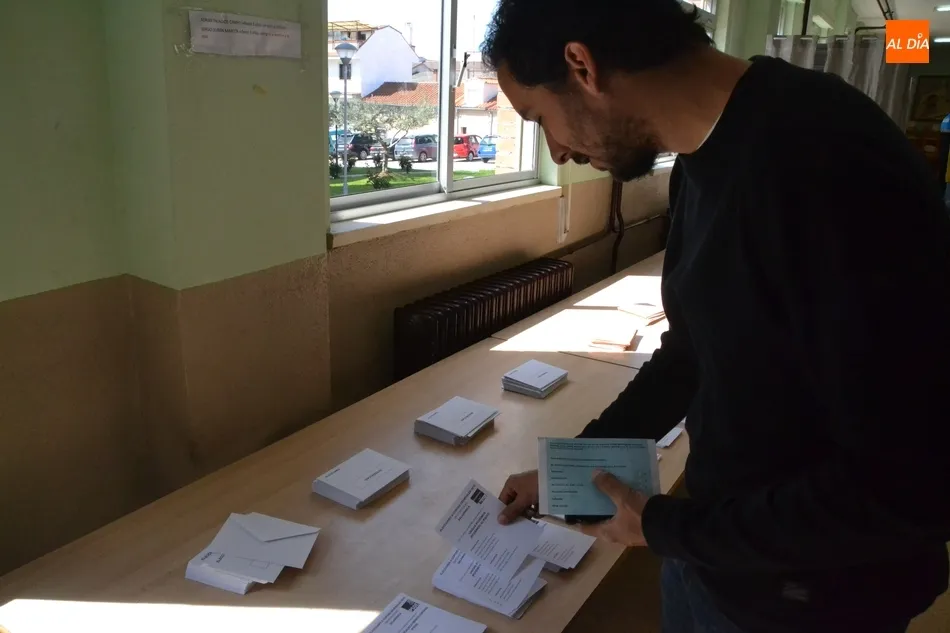 Foto 3 - Las Elecciones traen de Dubl&iacute;n a una joven mirobrigense para formar parte de una mesa  