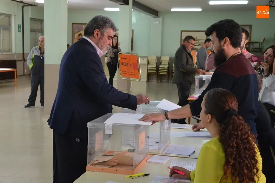 Foto 10 - Las Elecciones traen de Dubl&iacute;n a una joven mirobrigense para formar parte de una mesa  