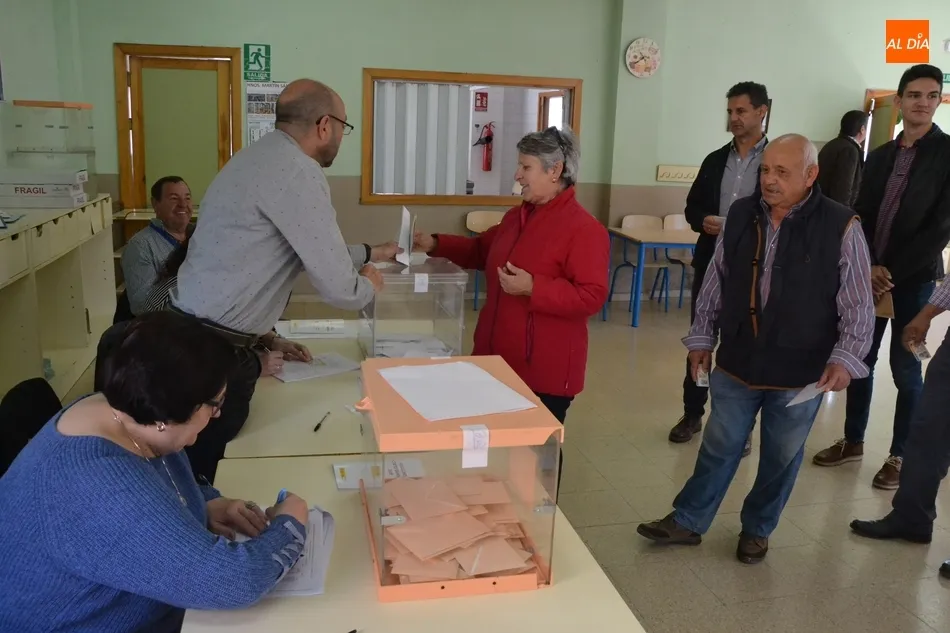 Foto 8 - Las Elecciones traen de Dubl&iacute;n a una joven mirobrigense para formar parte de una mesa  