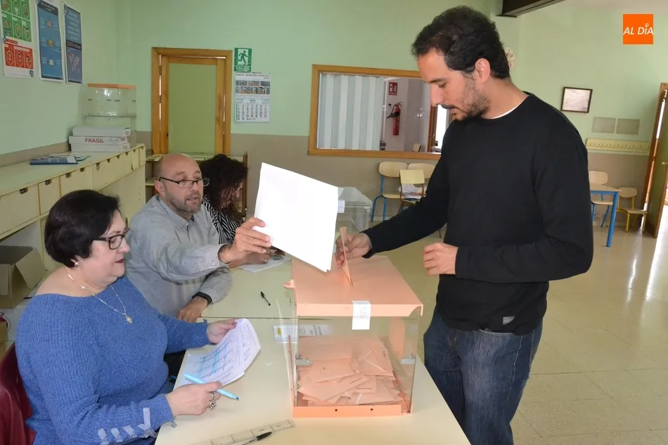 Foto 2 - Las Elecciones traen de Dubl&iacute;n a una joven mirobrigense para formar parte de una mesa  
