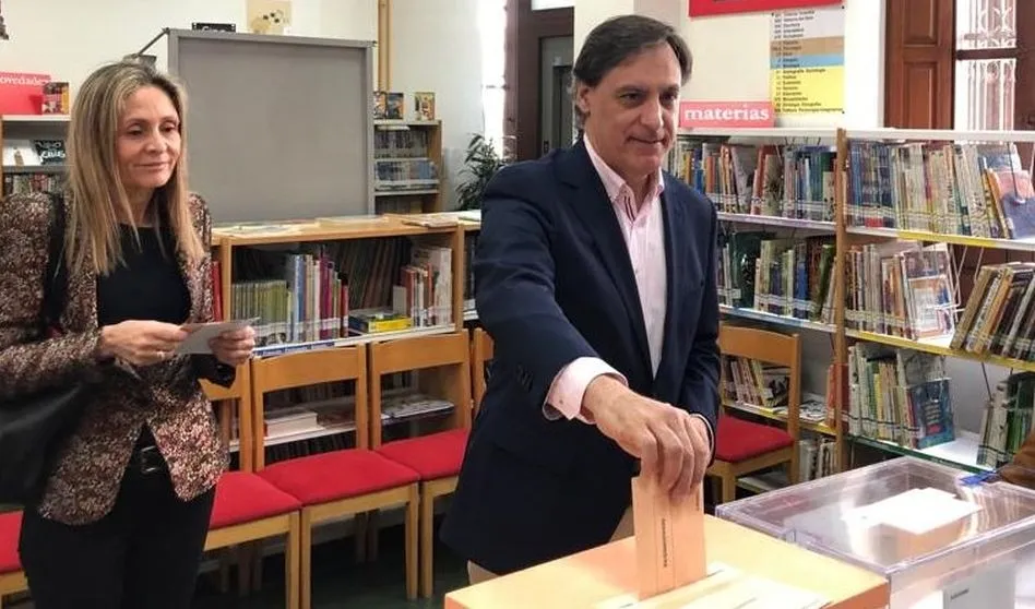 El alcalde, Carlos García Carbayo, junto a su mujer, vota en la biblioteca Gabriel y Galán
