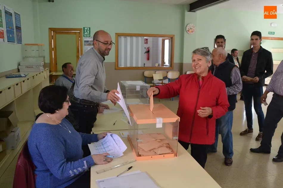 Foto 7 - Las Elecciones traen de Dubl&iacute;n a una joven mirobrigense para formar parte de una mesa  