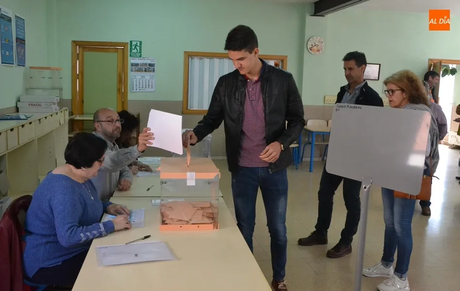 Foto 6 - Las Elecciones traen de Dubl&iacute;n a una joven mirobrigense para formar parte de una mesa  